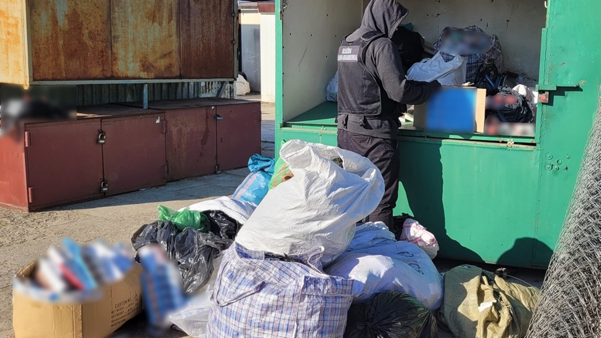 Nietypowa przemytnicza "dziupla" na miejskim targowisku w Białymstoku