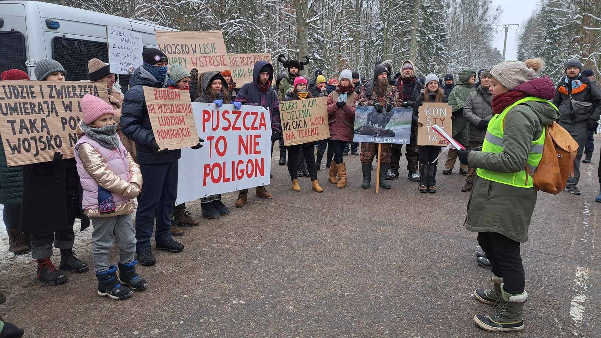 Miłośnicy przyrody protestują przeciwko działaniom wojska w Puszczy Białowieskiej - zwracają uwagę na wypadki z żubrami