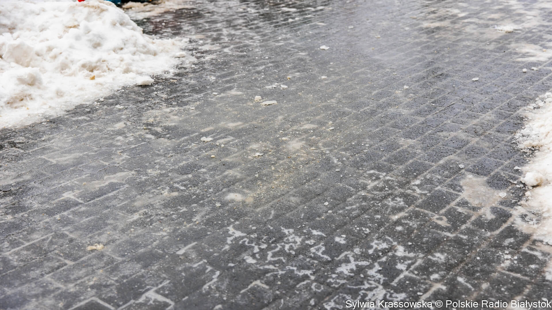 Na ulicach i chodnikach w regionie wciąż może być ślisko - policjanci i lekarze apelują o ostrożność