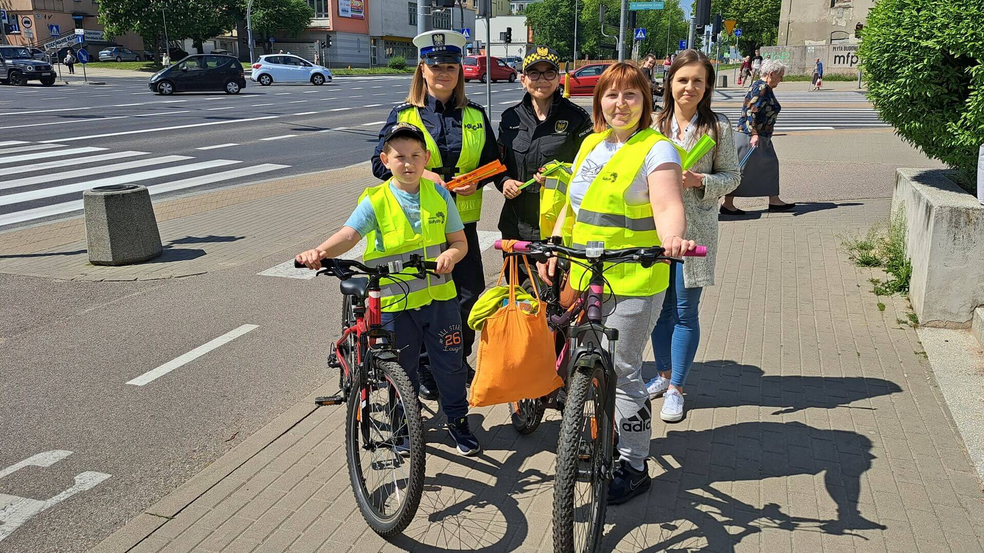 Białostoccy policjanci rozdają odblaski