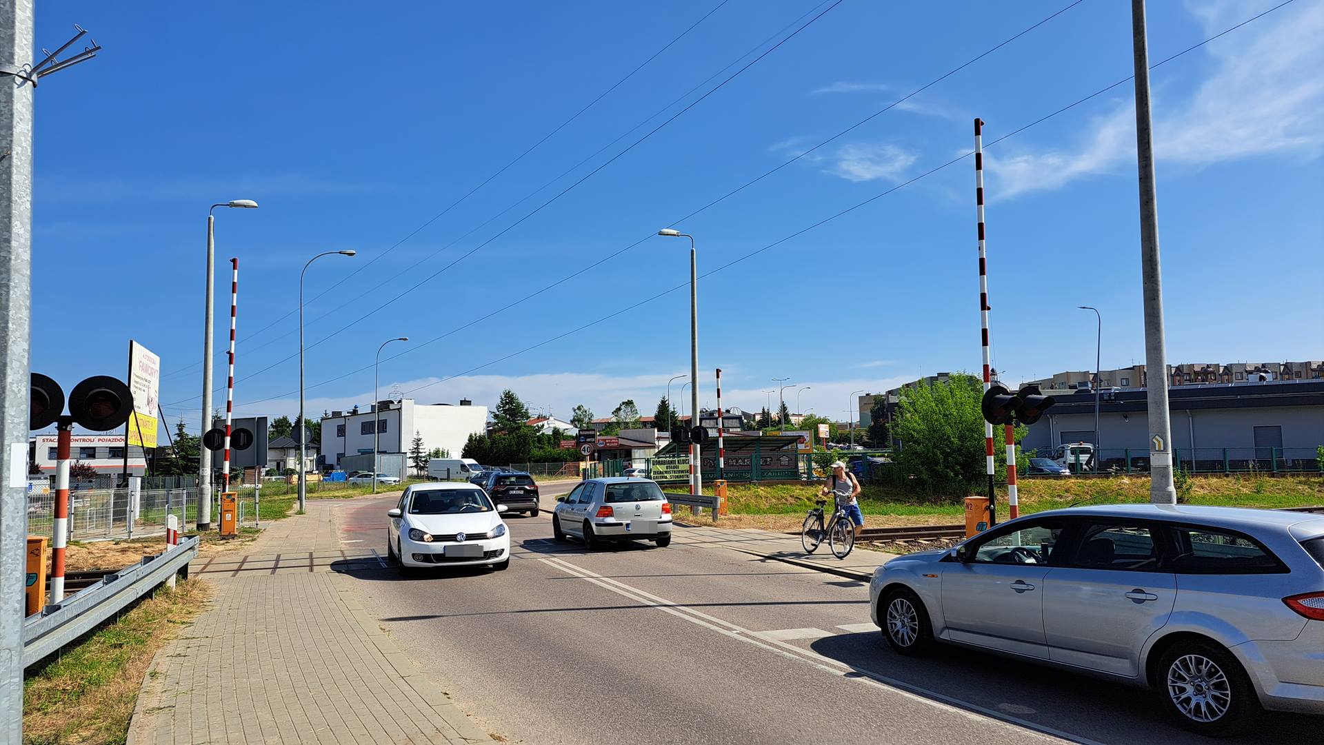Policja przy pomocy drona monitoruje kierowców na przejazdach kolejowych