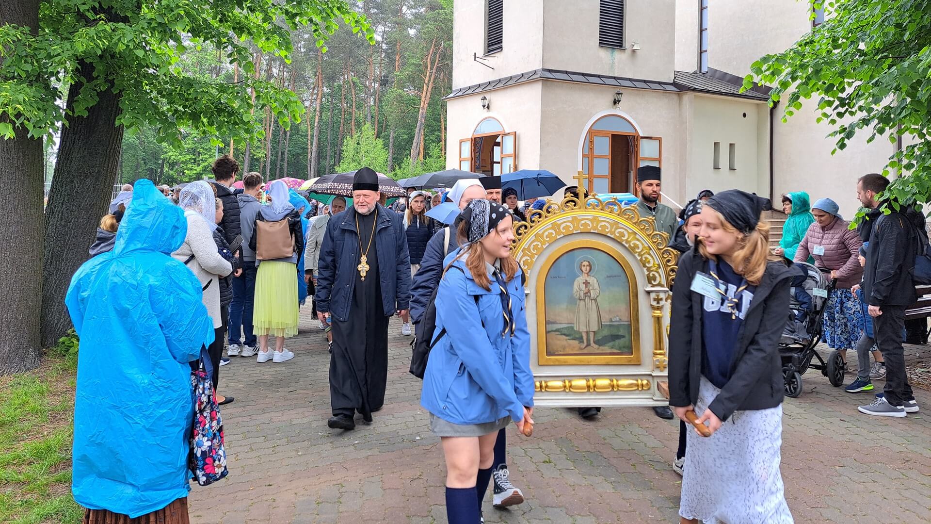 Pielgrzymi wędrują do monasteru w Zwierkach