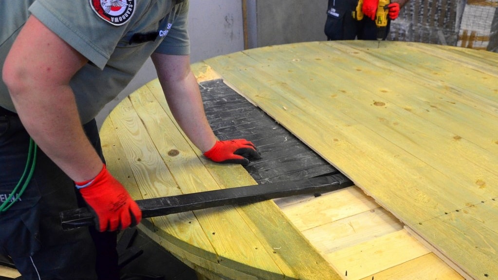 Funkcjonariusze podlaskiej KAS udaremnili przemyt papierosów w elementach szpul na kable