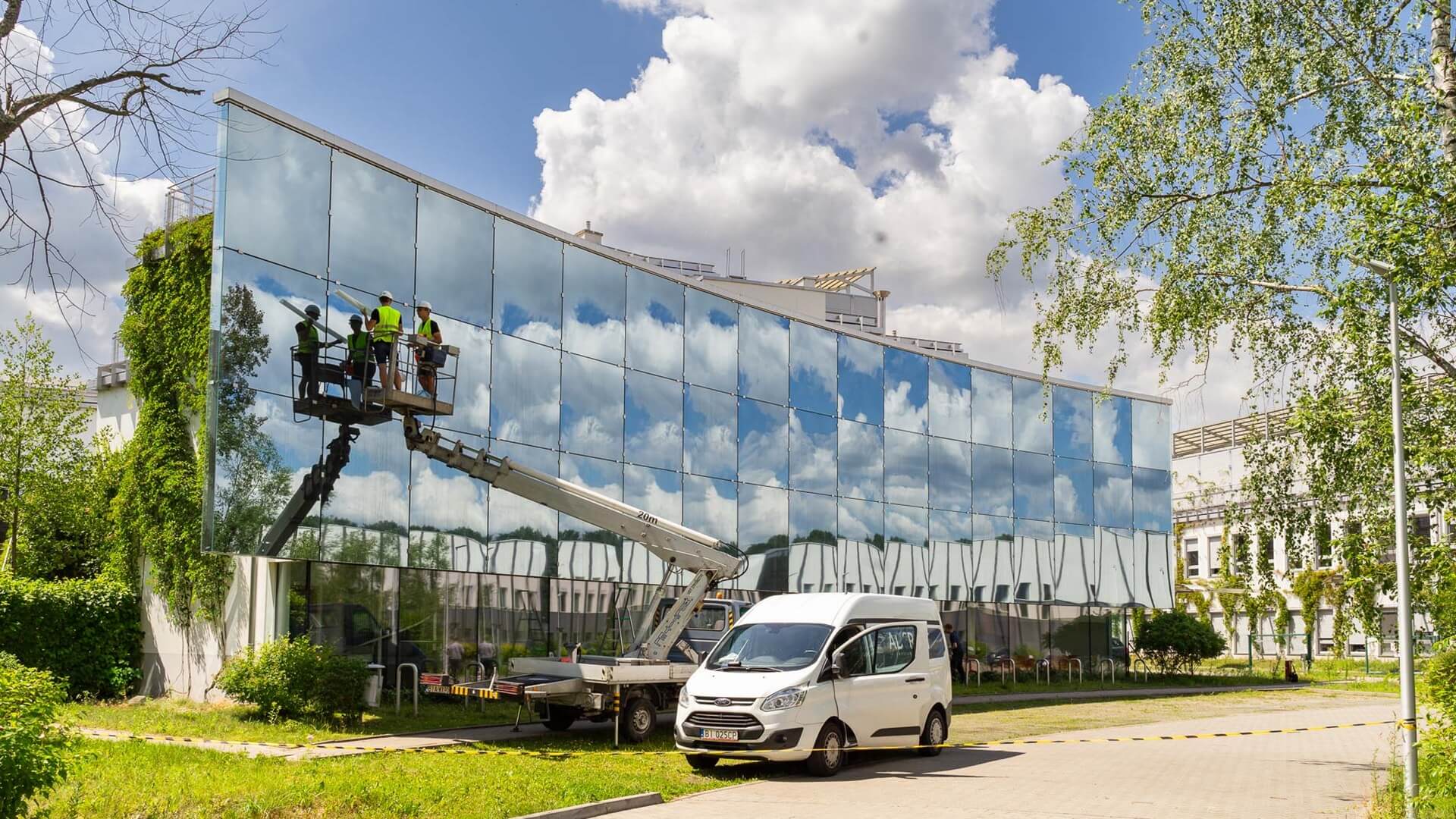Znamy wstępne wyniki testów nowatorskiej folii zabezpieczającej ptaki przed kolizjami ze szklanymi powierzchniami