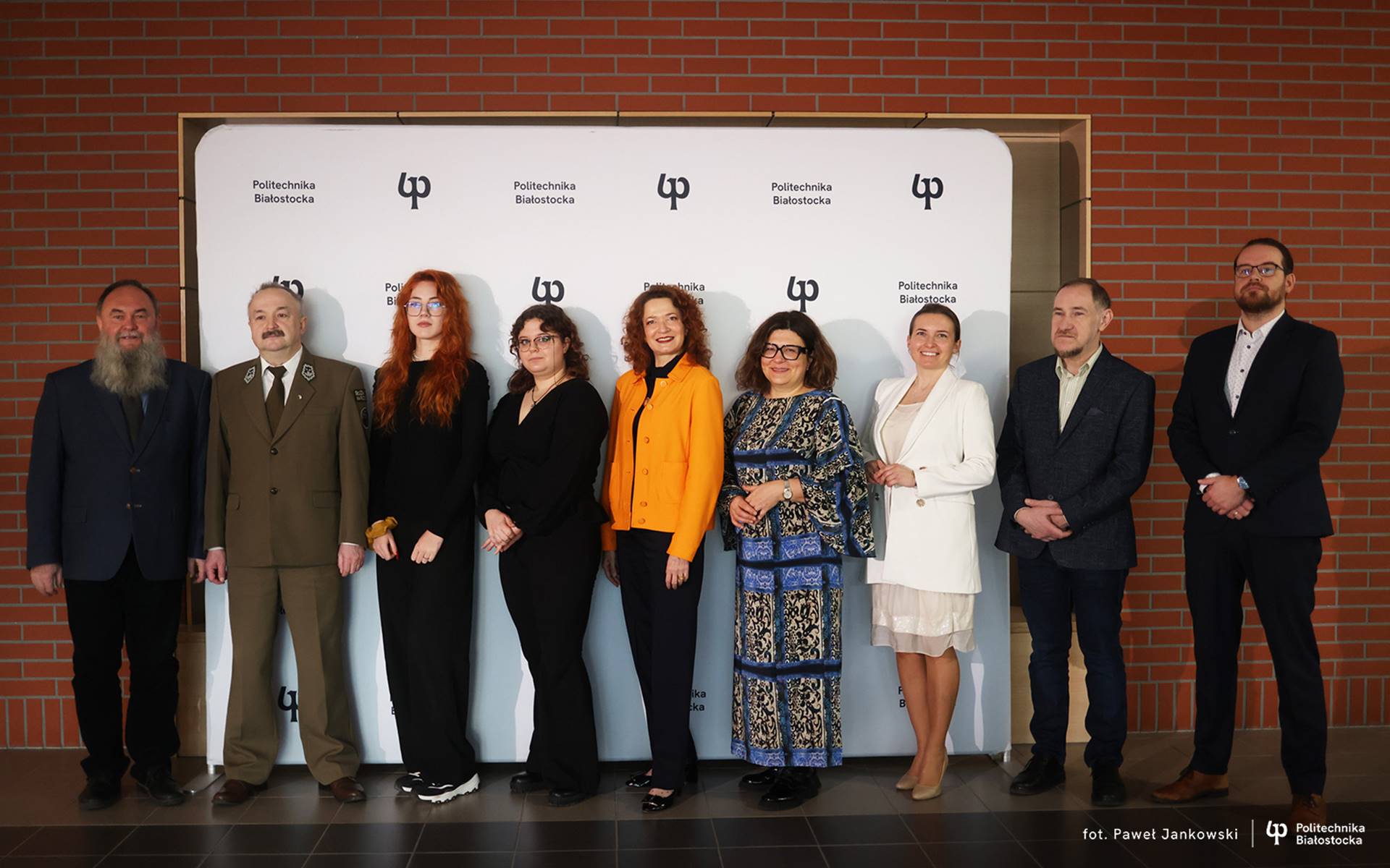 Absolwentki III LO w Białymstoku opracowały urządzenie do oczyszczania ubrania z niepożądanych nasion