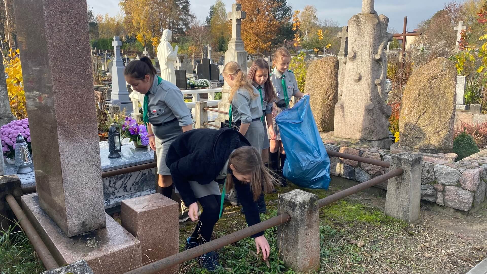 Harcerze sprzątali zapomniane groby na białostockim cmentarzu