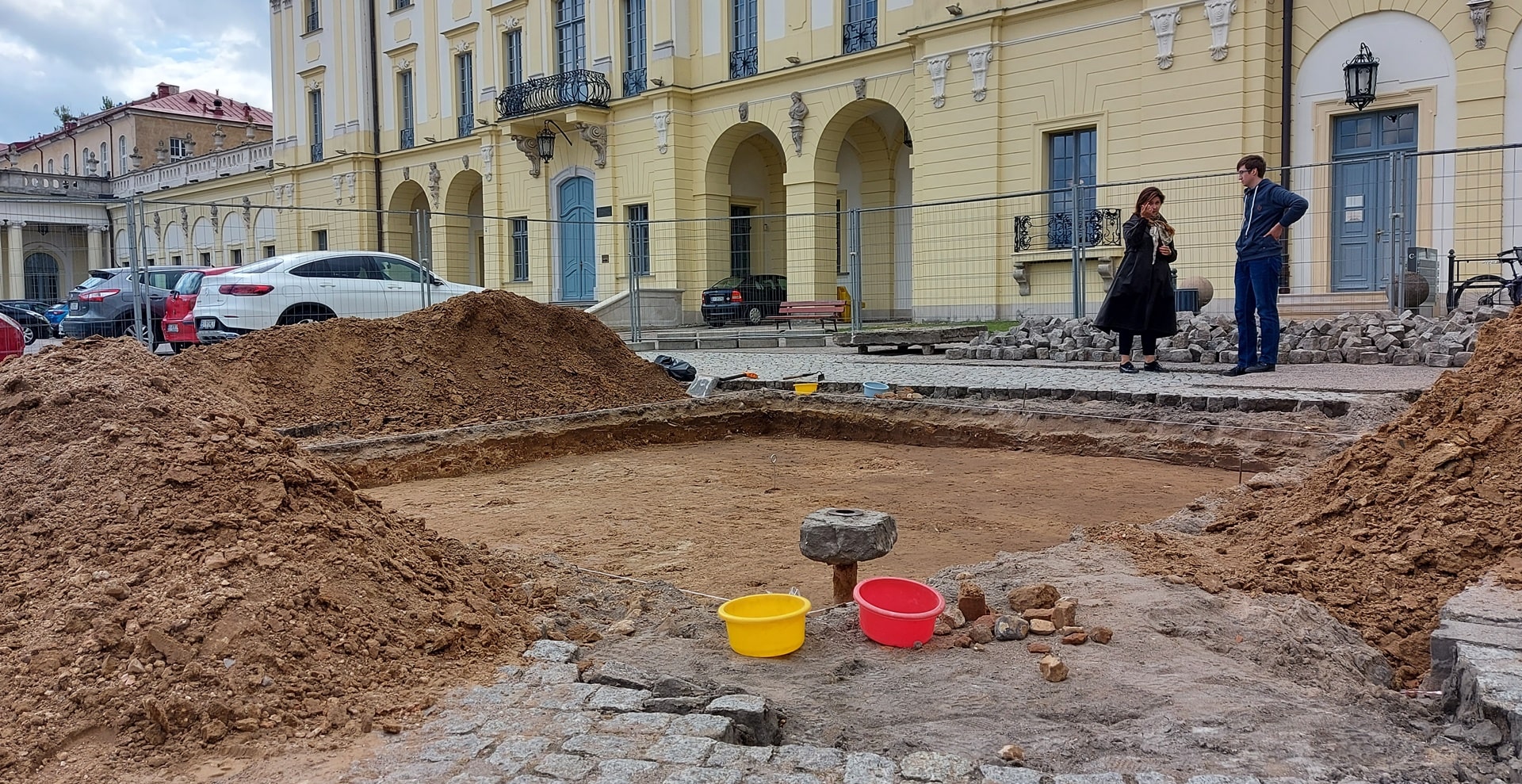 Trwają prace archeologiczne na dziedzińcu Pałacu Branickich w Białymstoku