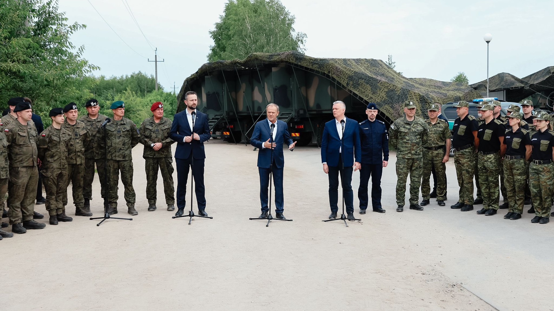 Premier Donald Tusk spotkał się z żołnierzami i strażnikami granicznymi w Dubiczach Cerkiewnych