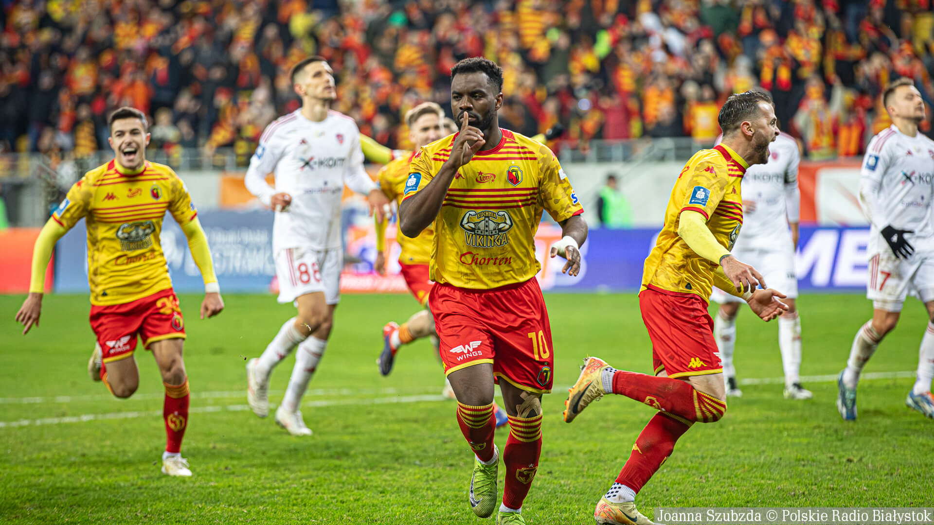 Mistrz Polski remisuje z Rakowem Częstochowa. Skandal z systemem VAR [zdjęcia]