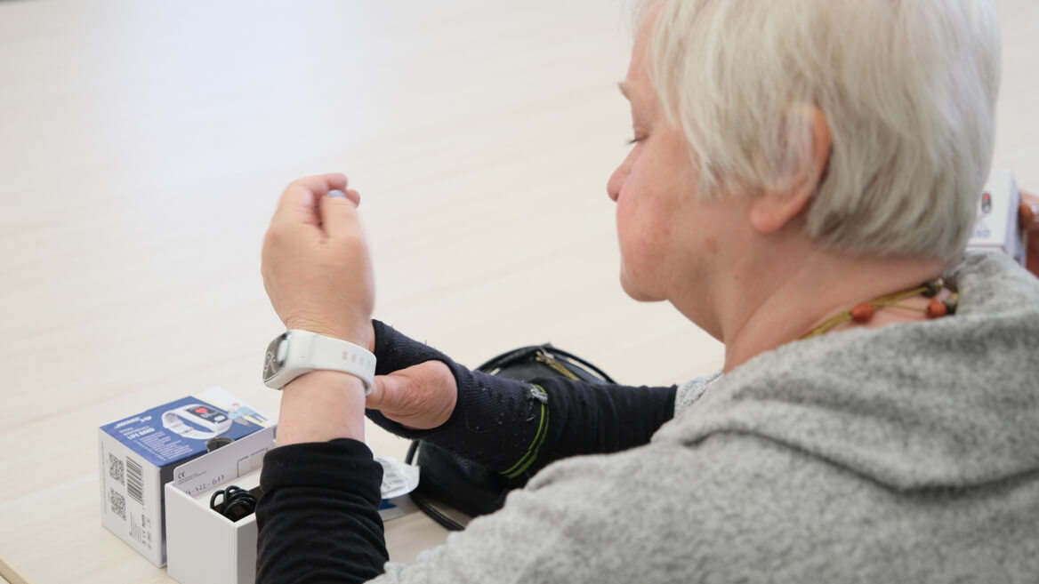 Do starszych suwalczan trafiły już opaski bezpieczeństwa