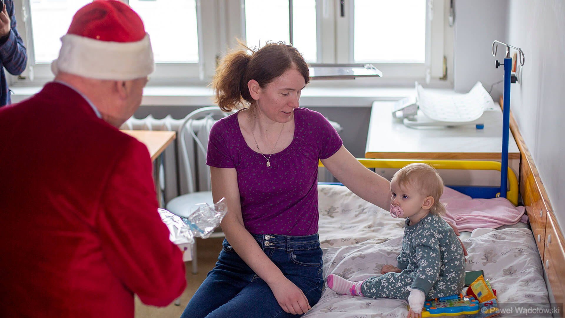 Małych pacjentów łomżyńskiego szpitala odwiedzili pomocnicy Świętego Mikołaja