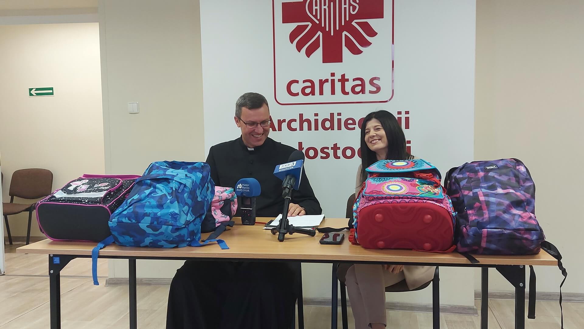 Kilkaset plecaków z przyborami szkolnymi przekazała dzieciom Caritas Archidiecezji Białostockiej