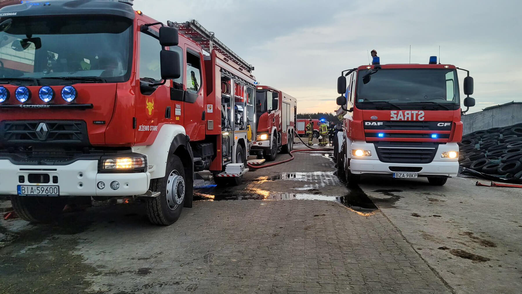 Pożar w Maliszewie. Paliła się obora ze zwierzętami [zdjęcia]
