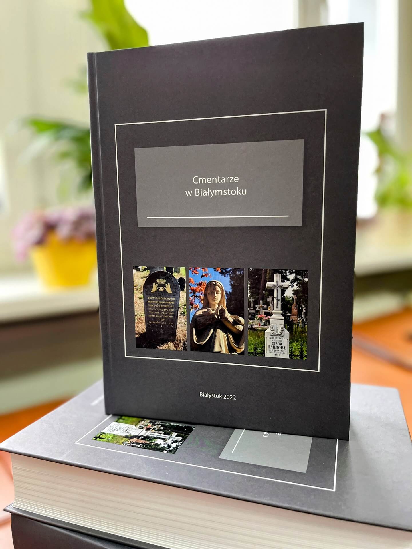 Nekropolie wielu wyznań opisane w książce "Cmentarze w Białymstoku"