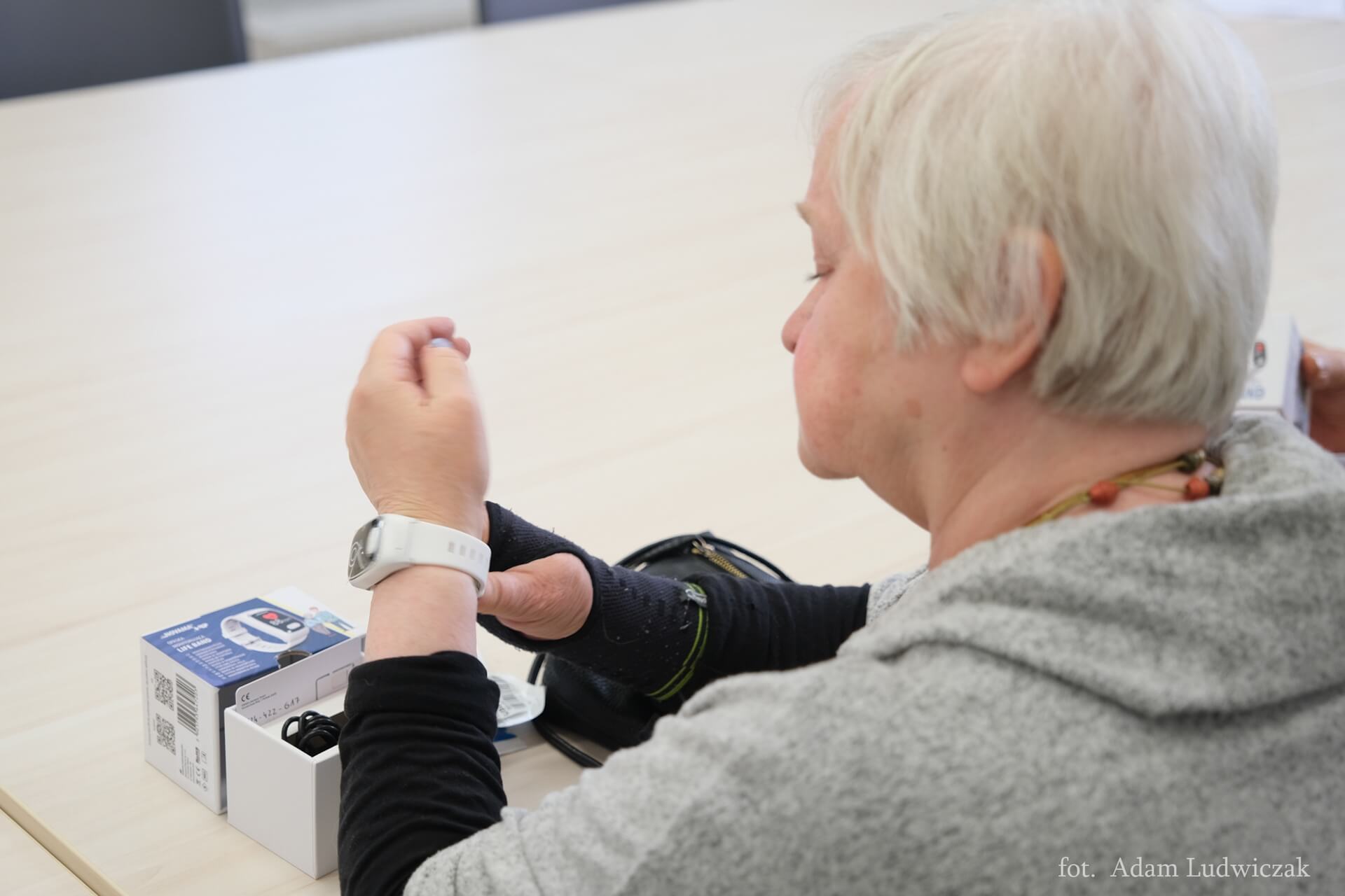 Kilkuset seniorów z Białegostoku jest pod zdalną opieką medyczną dzięki specjalnym opaskom