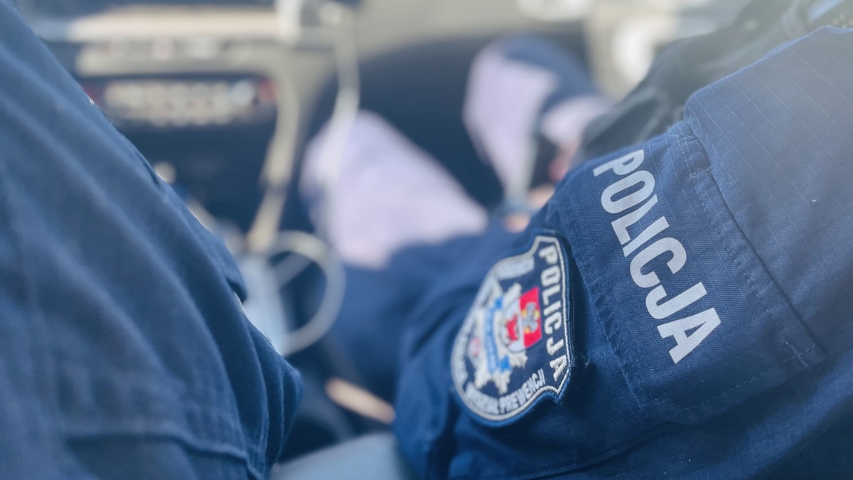 71-latek uderzył ratownika, który udzielał mu pomocy. Usłyszał zarzuty