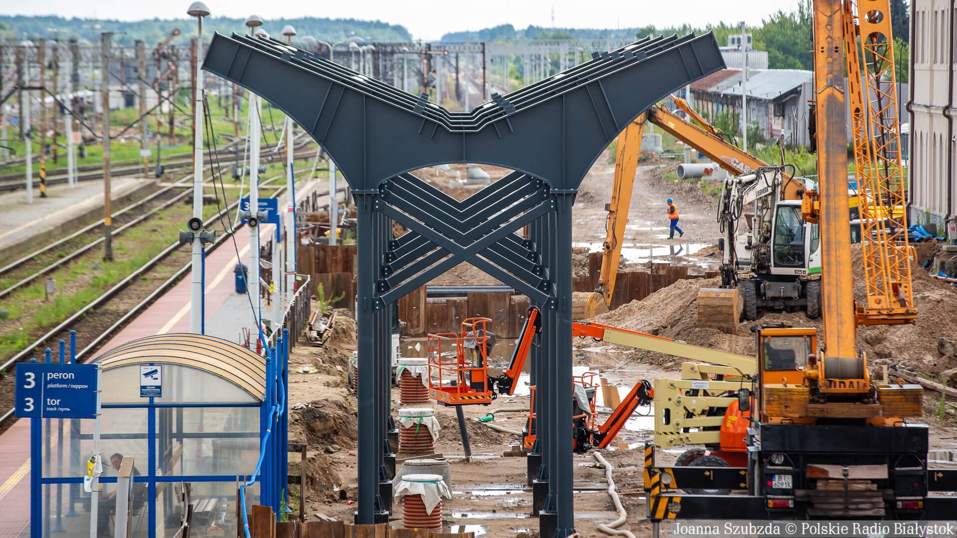 Rozpoczął się montaż zadaszenia nad peronami białostockiego dworca PKP [zdjęcia]