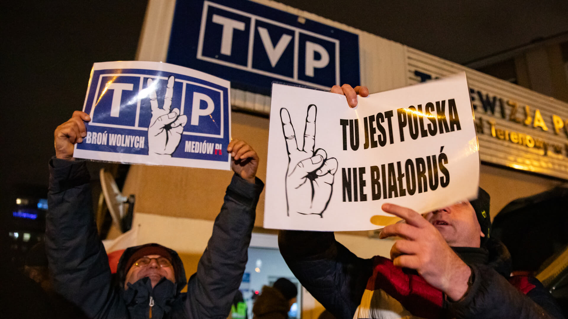 Około 100 osób protestowało przed siedzibą oddziału Telewizji Polskiej w Białymstoku [zdjęcia]