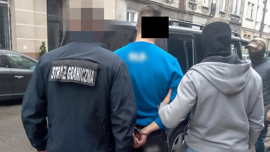 Służby rozbiły gang przemytników imigrantów - za przemyt żądali ok. 5 tys. euro [wideo]