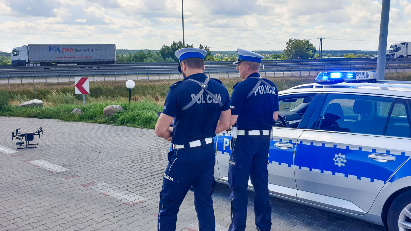 Podlascy policjanci sprawdzają, czy kierowcy ciężarówek stosują się do nowych przepisów o zakazie wyprzedzania [wideo]