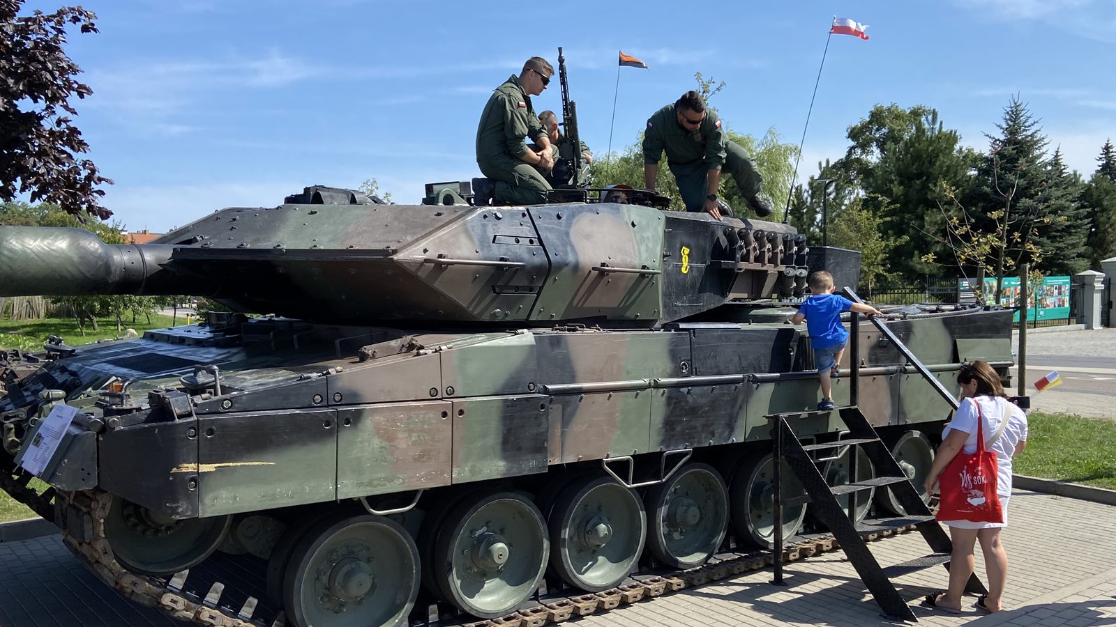 Żołnierze zachęcają do służby na piknikach wojskowych [zdjęcia]