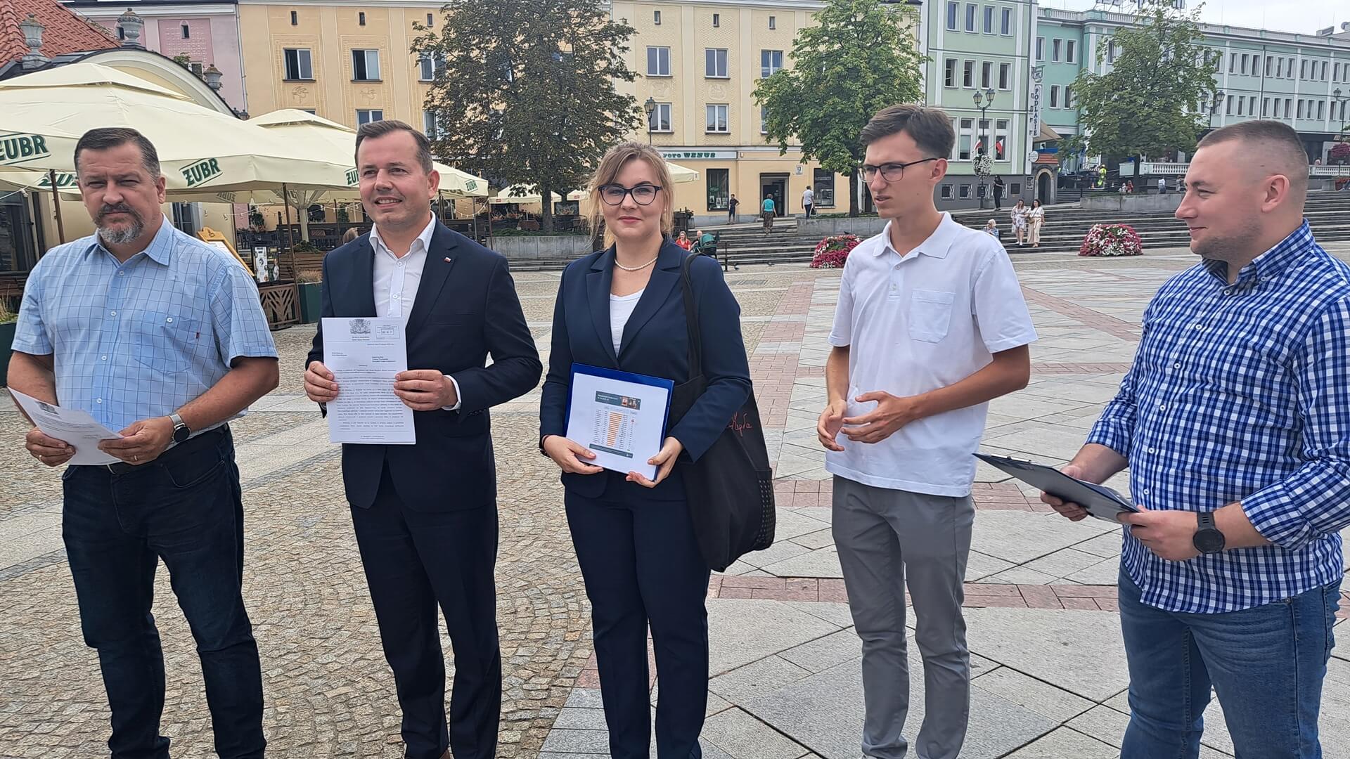 Działacze PiS upominają się o przywrócenie nocnej komunikacji miejskiej w Białymstoku