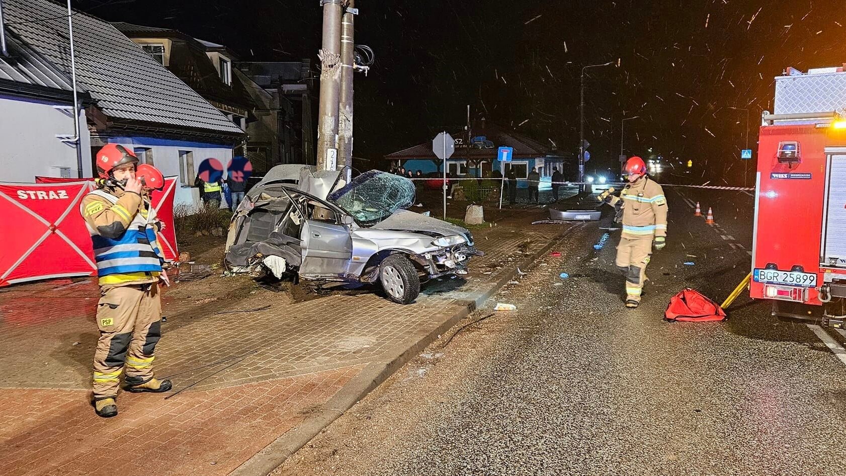 Dwie osoby zginęły w wypadku drogowym w Rajgrodzie - kierowca uderzył w słup