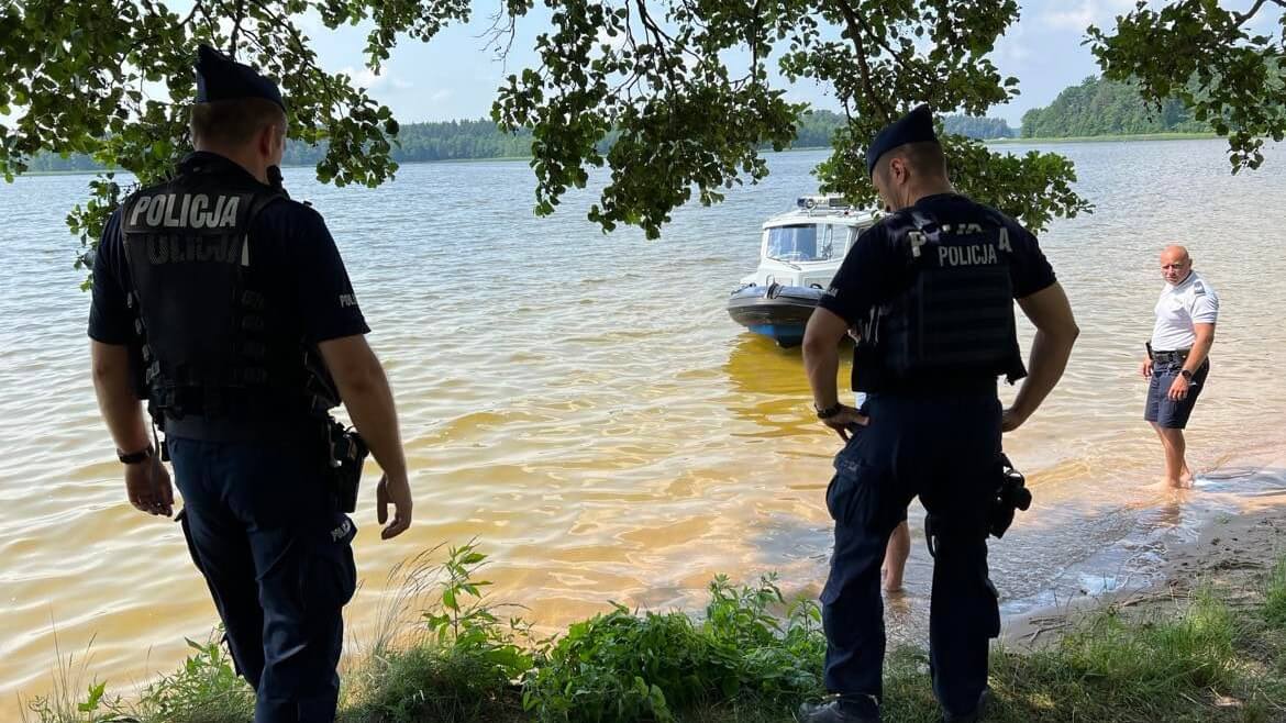Niewybuch nad jeziorem Necko w Augustowie - trzeba było ewakuować plażowiczów [zdjęcia]
