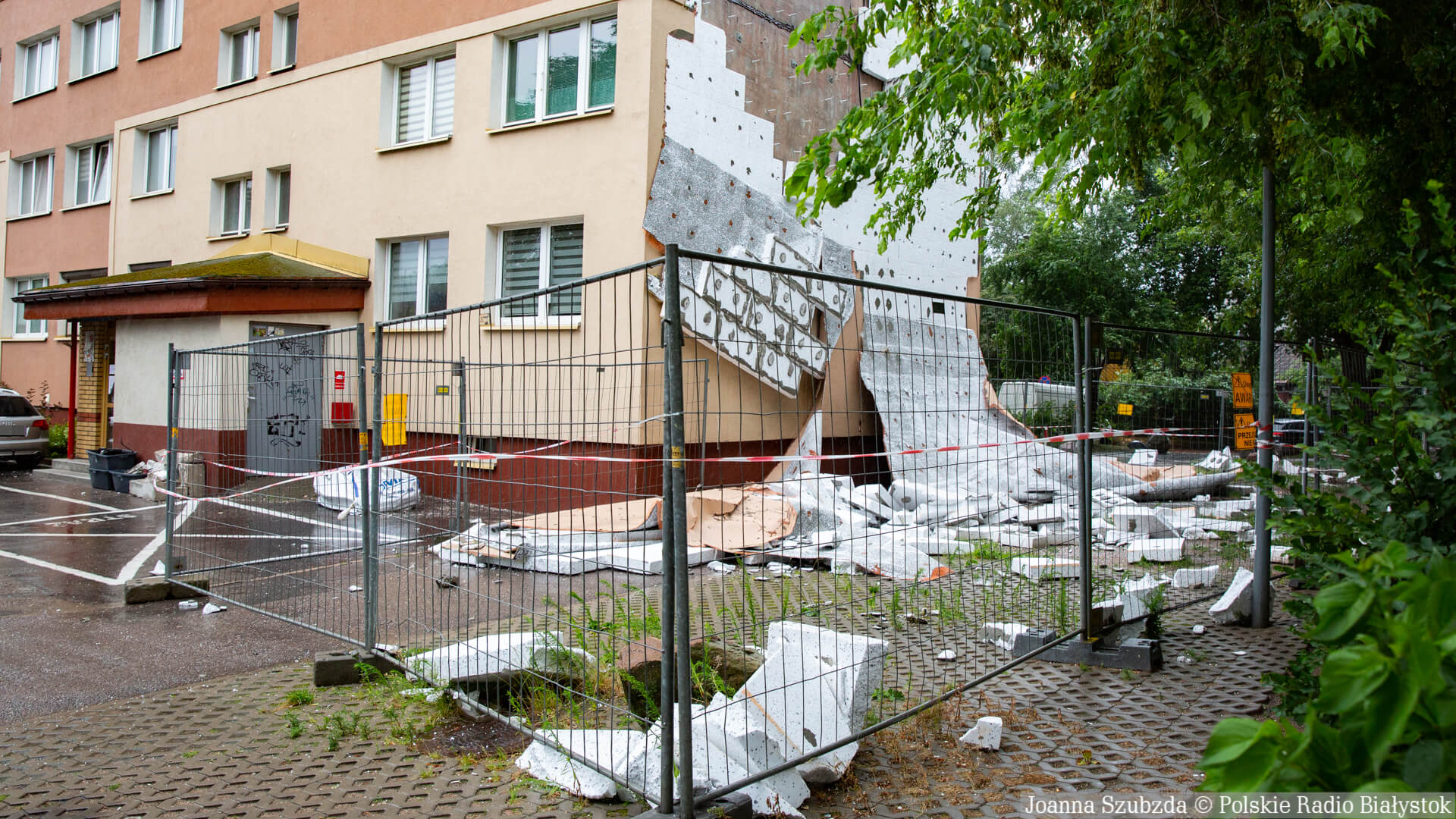 Wichury i ulewy w Podlaskiem - z wieżowca przy ul. Towarowej 8A w Białymstoku znów odpadła elewacja [zdjęcia, wideo]