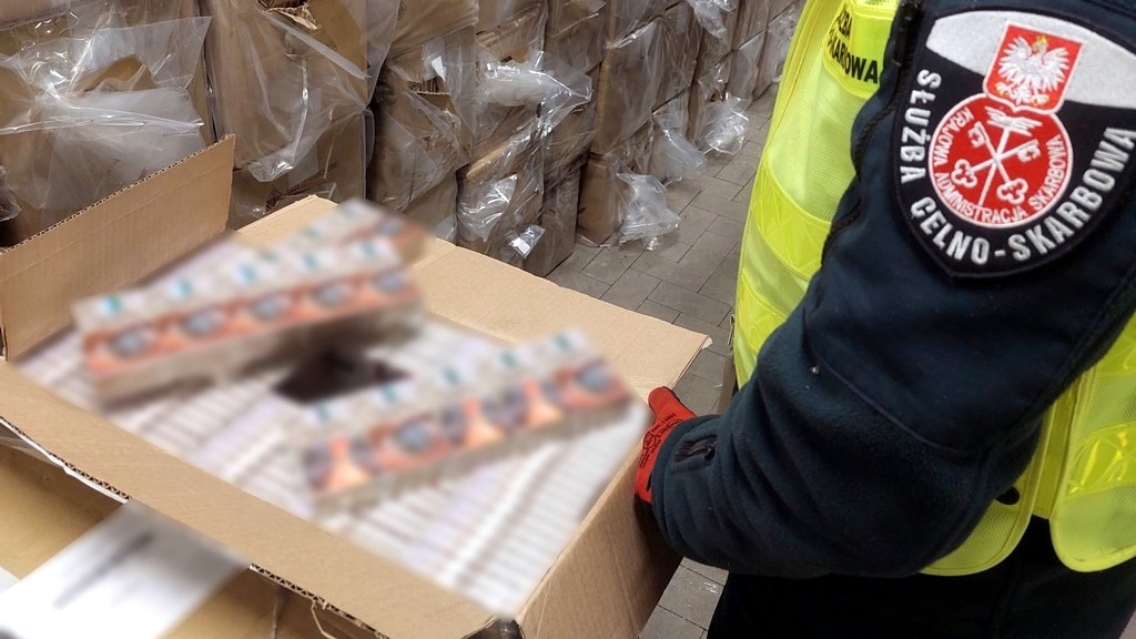Funkcjonariusze KAS udaremnili największy w tym roku przemyt papierosów w Podlaskiem