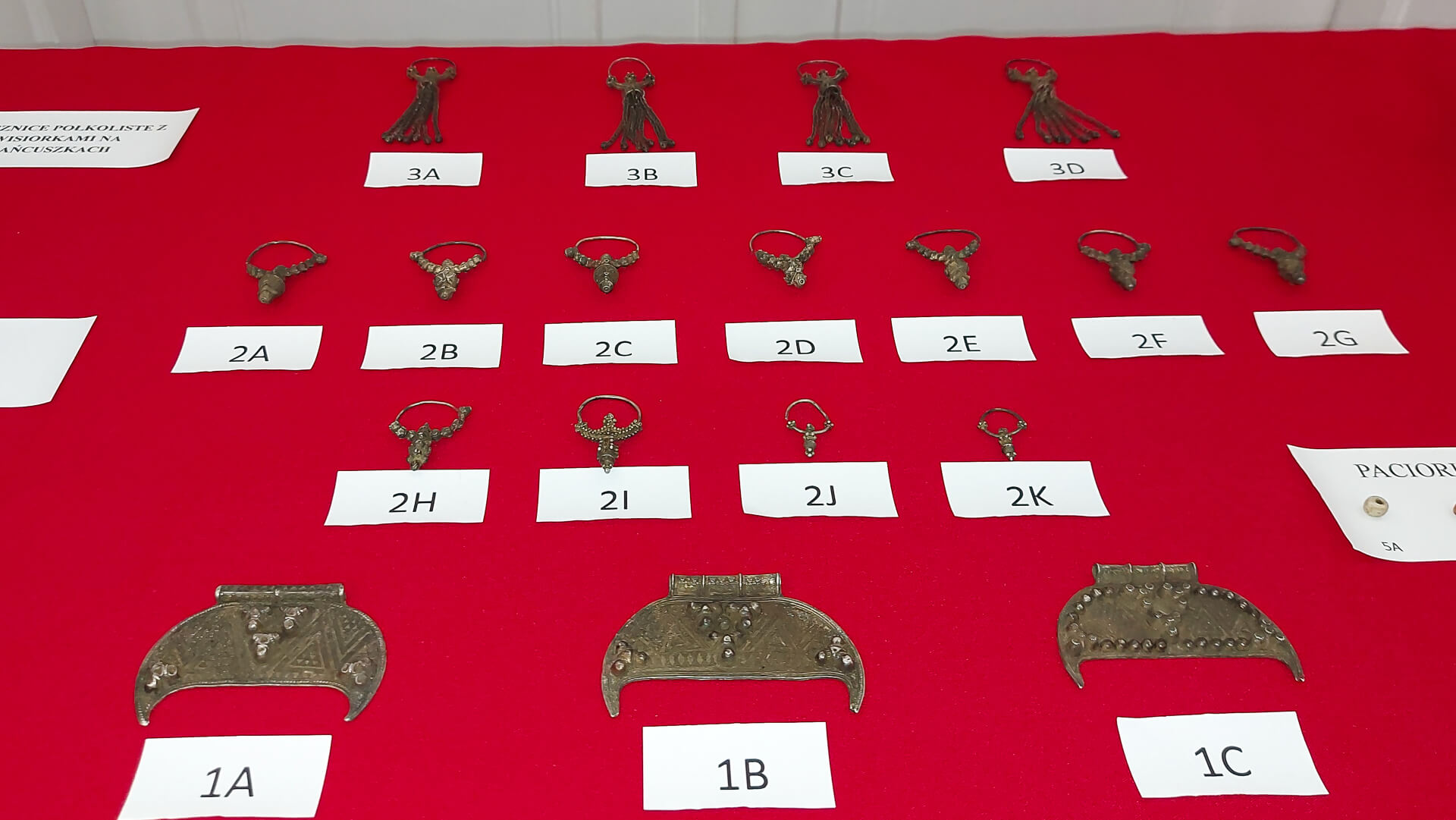 Blisko 50 sztuk wczesnośredniowiecznej biżuterii - to archeologiczny skarb odzyskany przez policję i KAS