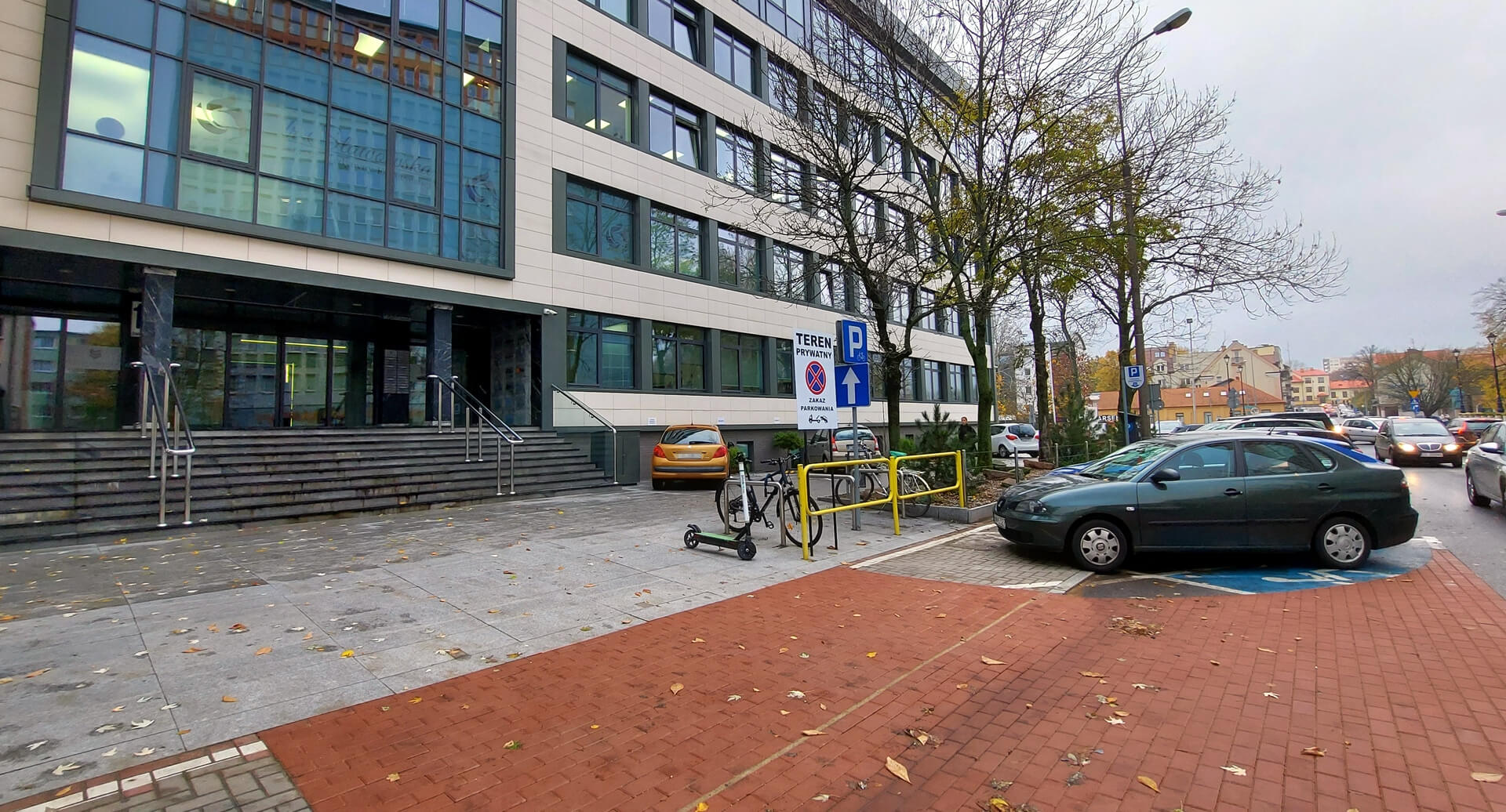 Obok biurowca przy ul. Świętojańskiej w Białymstoku powstaje nowy chodnik - zmniejszy się tam liczba miejsc parkingowych