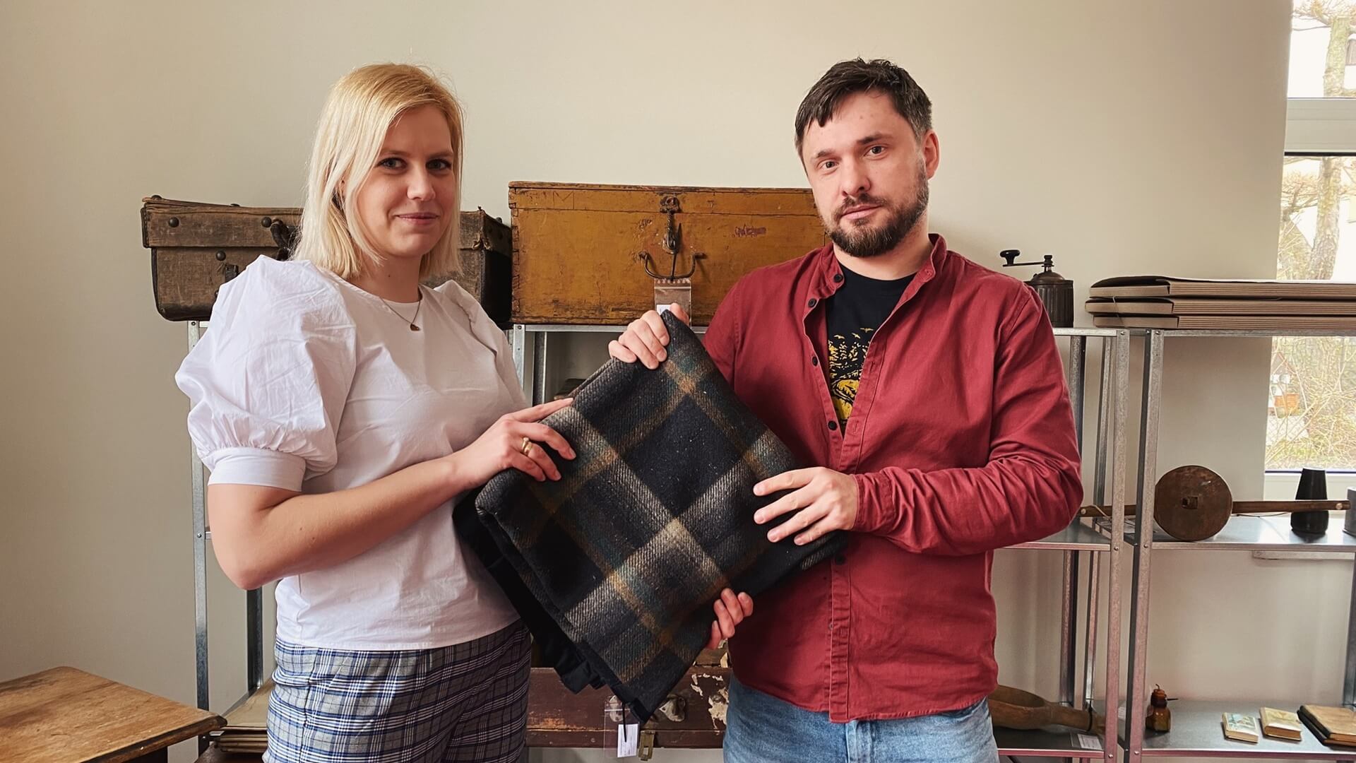 Nasza dziennikarka Marta Sołtys przekazała chustę swojej prababci do Domu Pamięci Obławy Augustowskiej