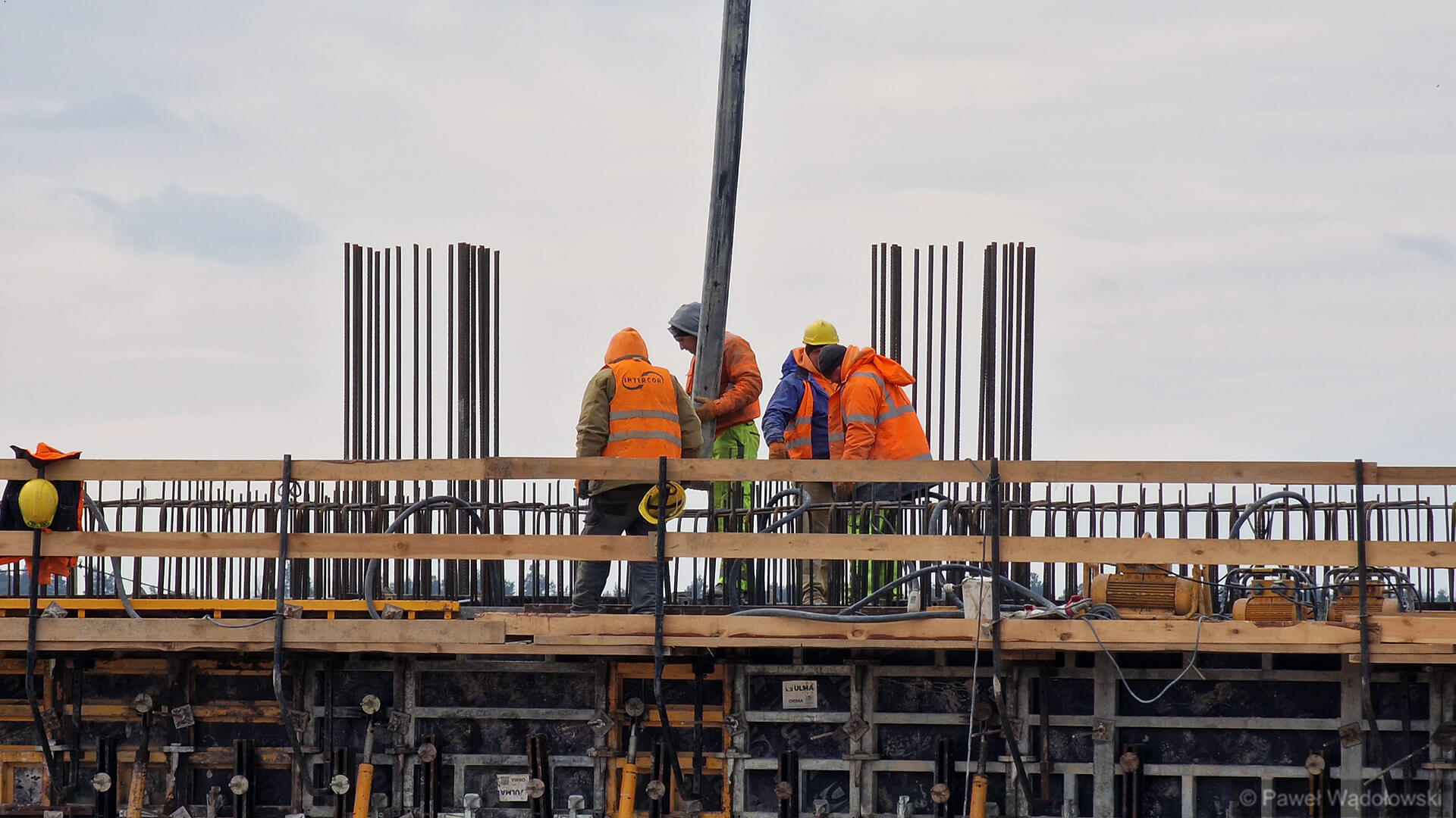 Wysoki poziom wody w Narwi utrudnia budowę obwodnicy w Łomży