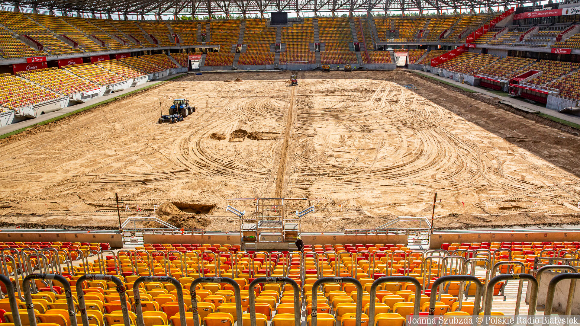 "Tu na razie jest ściernisko…" - wymiana murawy na Chorten Arenie w pełni [zdjęcia, wideo]