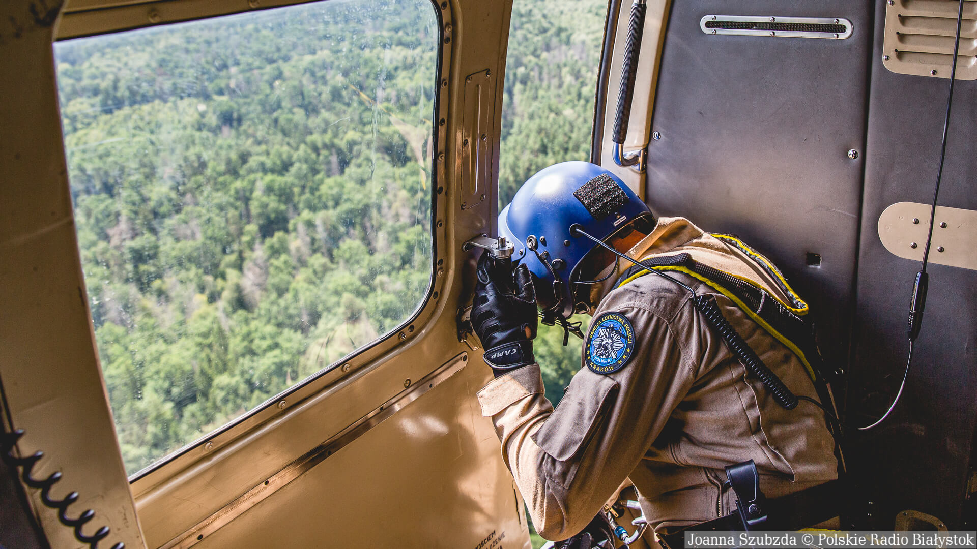 Policjanci wspierają Straż Graniczną - monitorują z powietrza rejon granicy polsko-białoruskiej. Byliśmy razem z nimi na patrolu [zdjęcia, wideo]