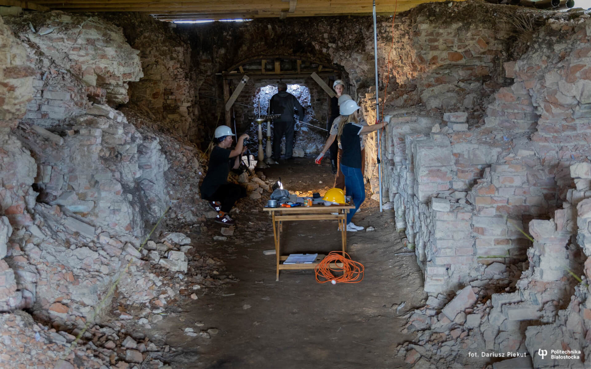 Studenci i archeolodzy biorą udział w akcji ratowania unikatowych supraskich katakumb [zdjęcia]