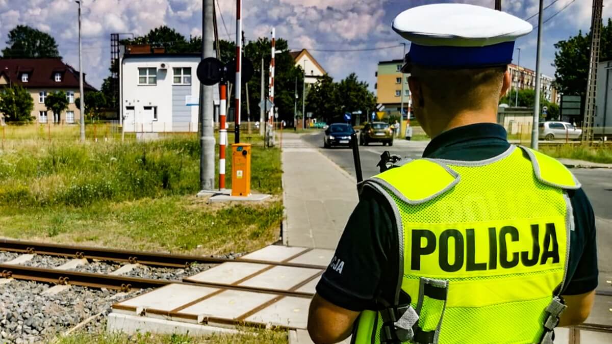 Wjechał na tory podczas opuszczania szlabanów - dostał 2 tys. zł mandatu