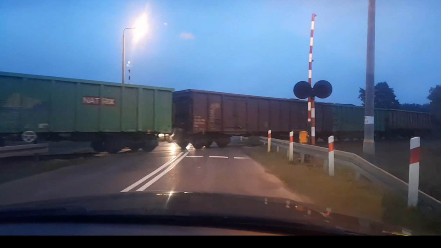 Niebezpieczny przejazd drogowo-kolejowy w Sokołach [wideo]