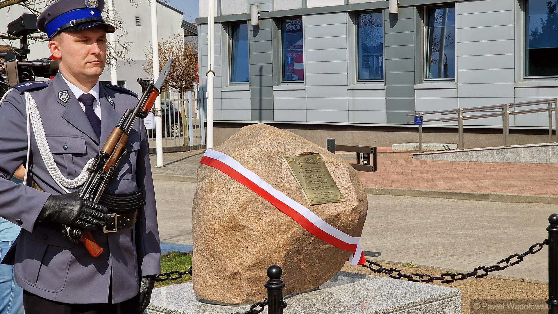 Grajewo: Pomnik upamiętniający policjantów zamordowanych w czasie II wojny światowej odsłonięty po renowacji