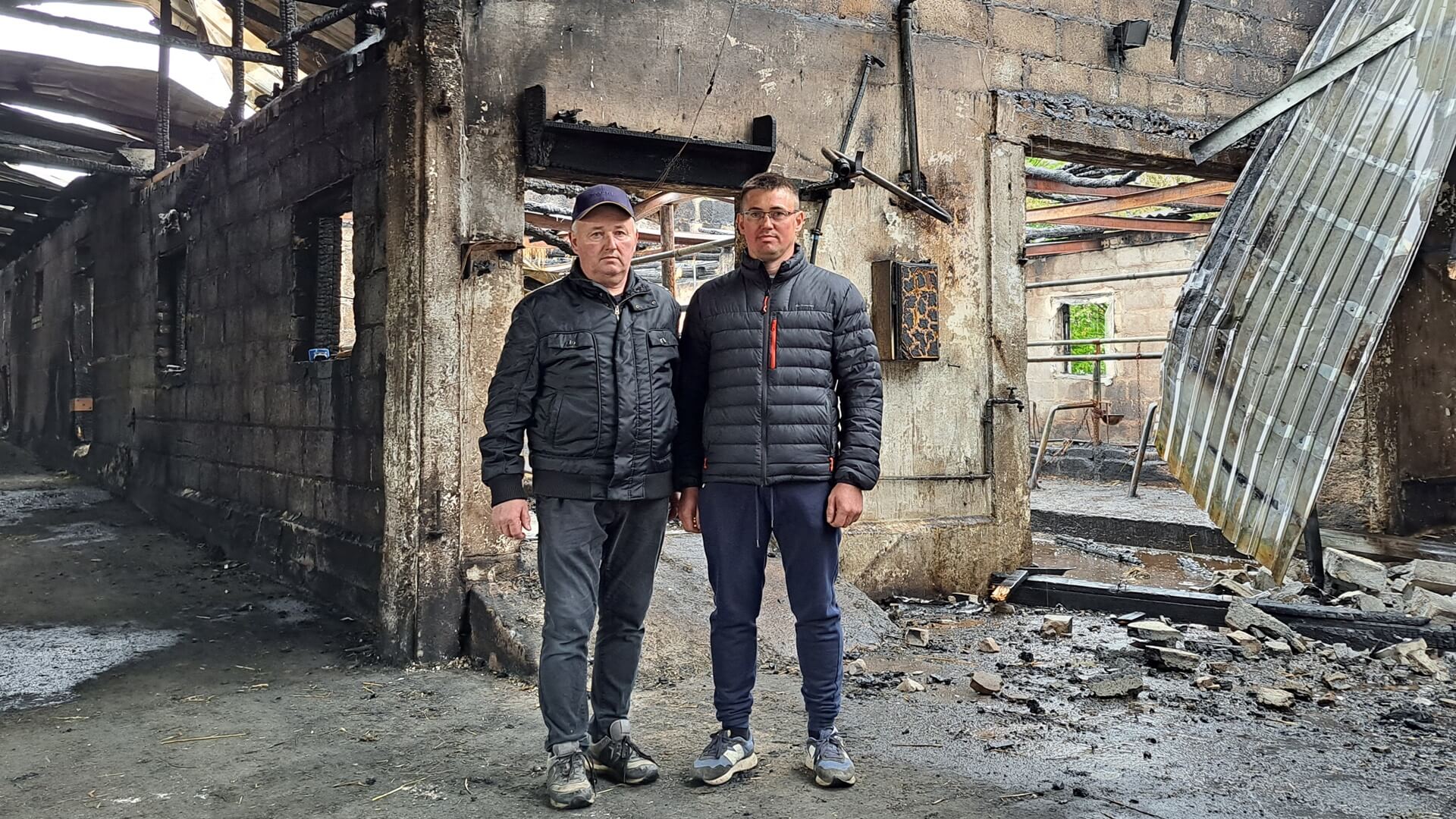 W pożarze stracili stado krów mlecznych - jedyne źródło utrzymania. Potrzebują pomocy [zdjęcia, wideo]