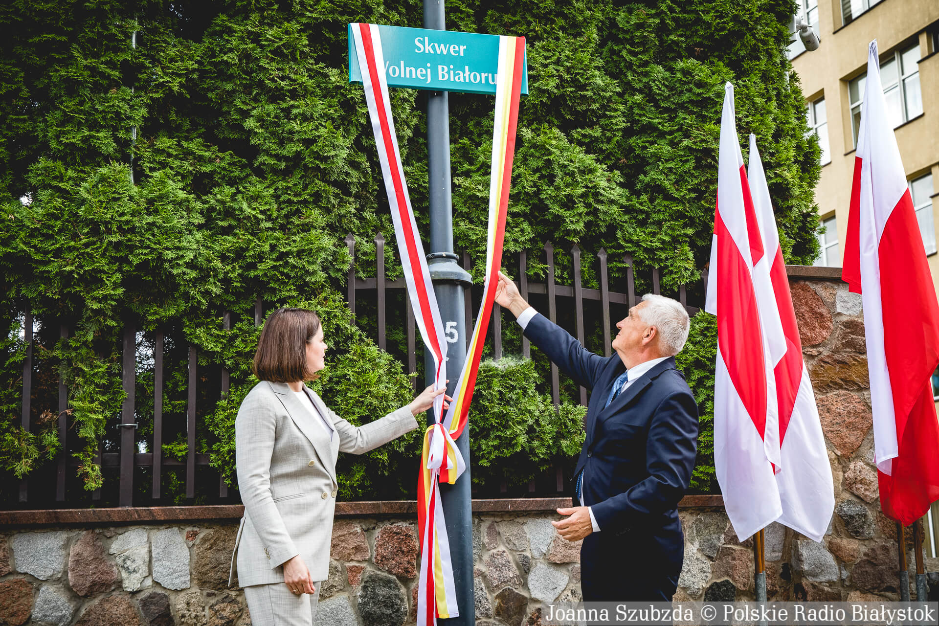 Były podziękowania i okrzyki "Niech żyje Białoruś". W Białymstoku oficjalnie otwarto Skwer Wolnej Białorusi [zdjęcia]
