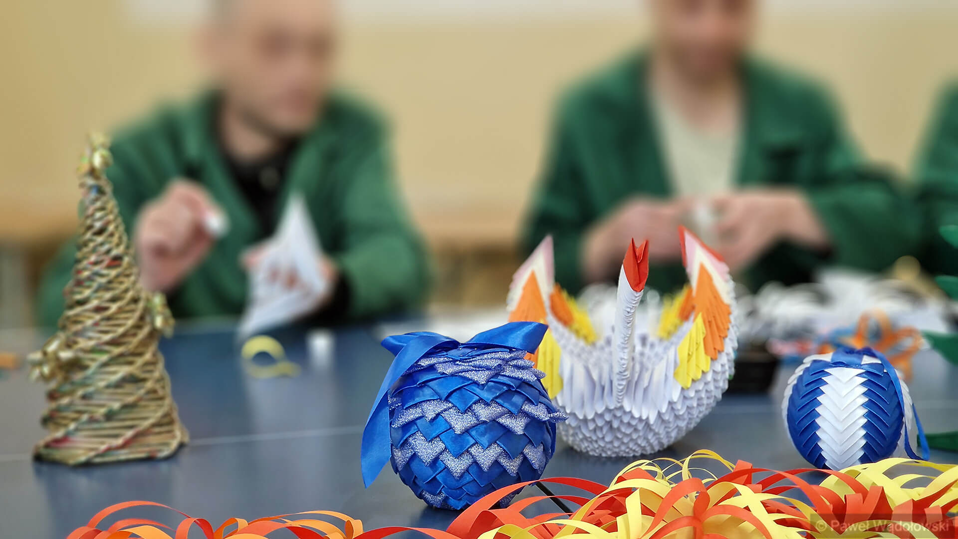 Osadzeni w zakładzie w Czerwonym Borze robią świąteczne ozdoby dla swoich bliskich