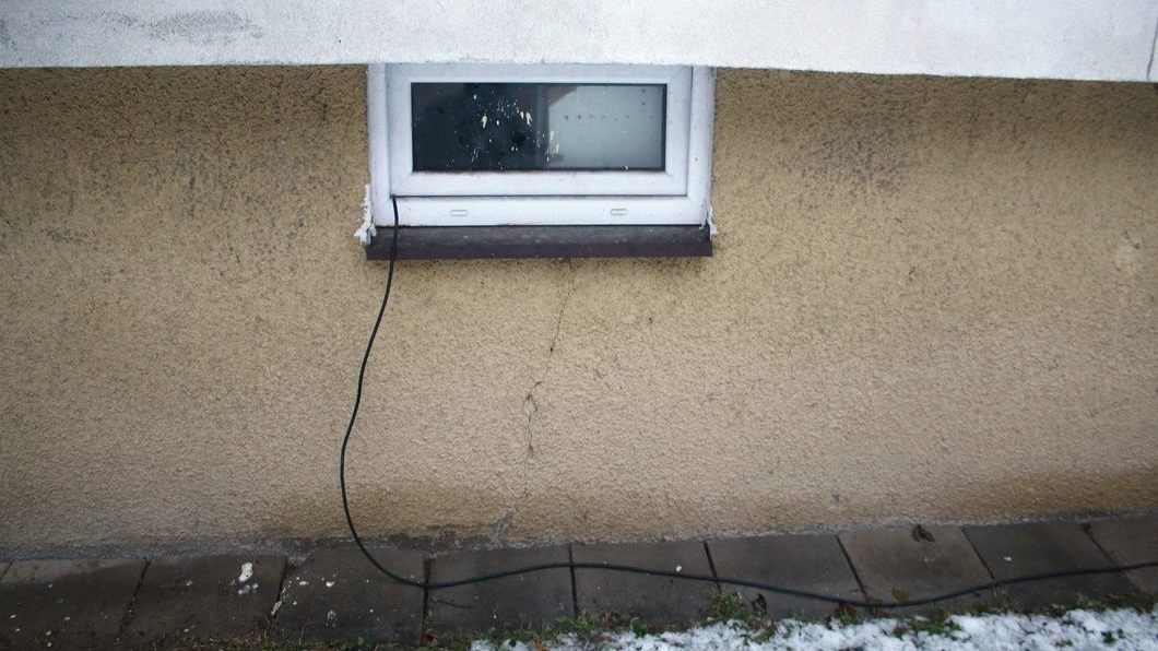 Chciał zaoszczędzić na opłatach i kradł prąd z piwnicy bloku