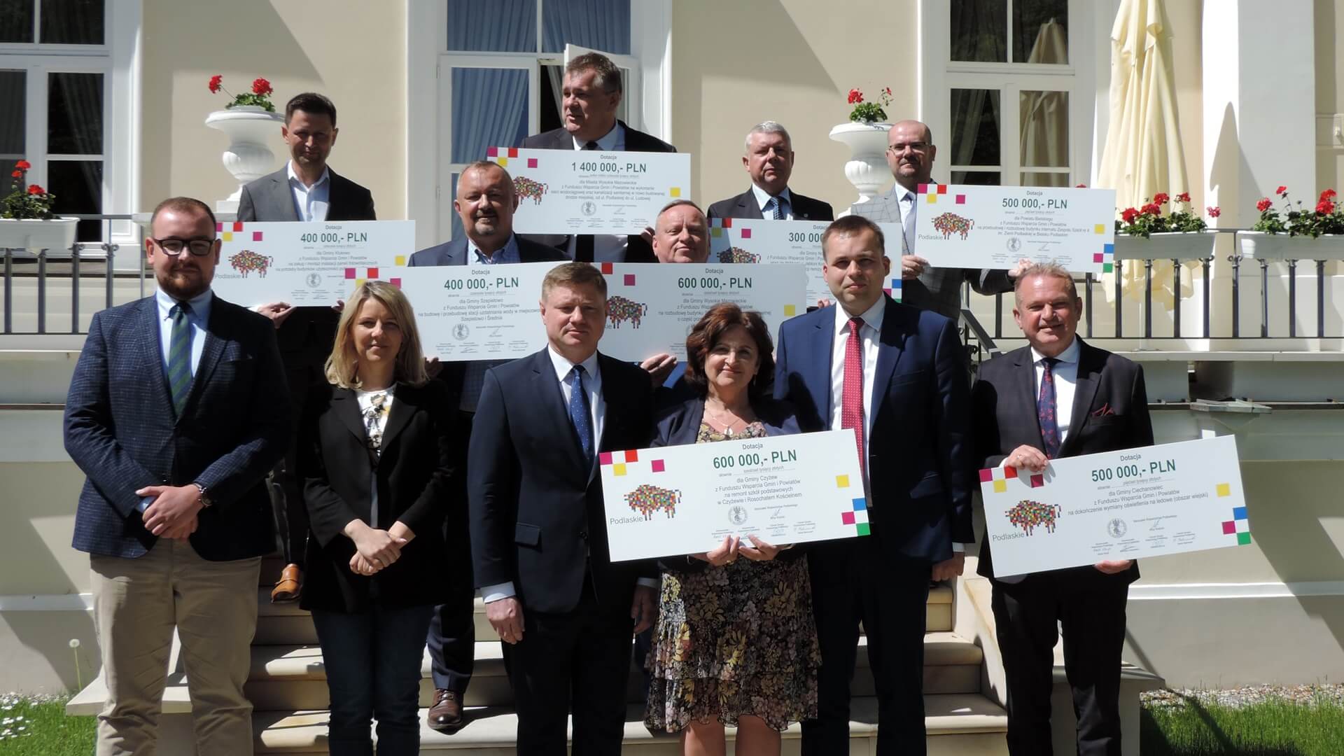 Czeki na lokalne inwestycje odebrali samorządowcy w Ciechanowcu