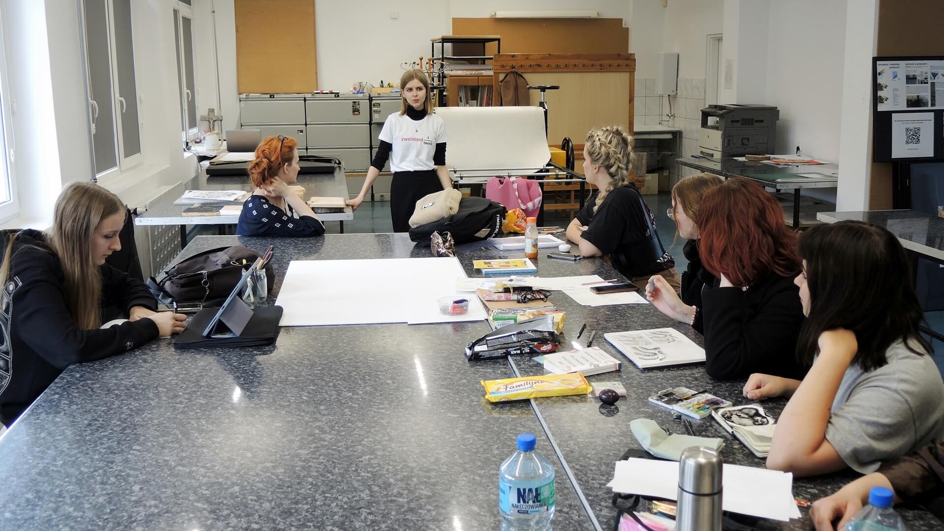 Do aktywnego rozwiązywania problemów zachęcają młodych ludzi "Zwolnieni z teorii"