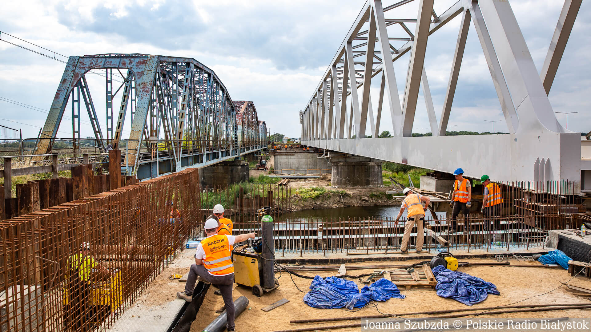Kolejarze przesuwają most na Narwi - konstrukcja waży prawie 1500 ton [zdjęcia, wideo]