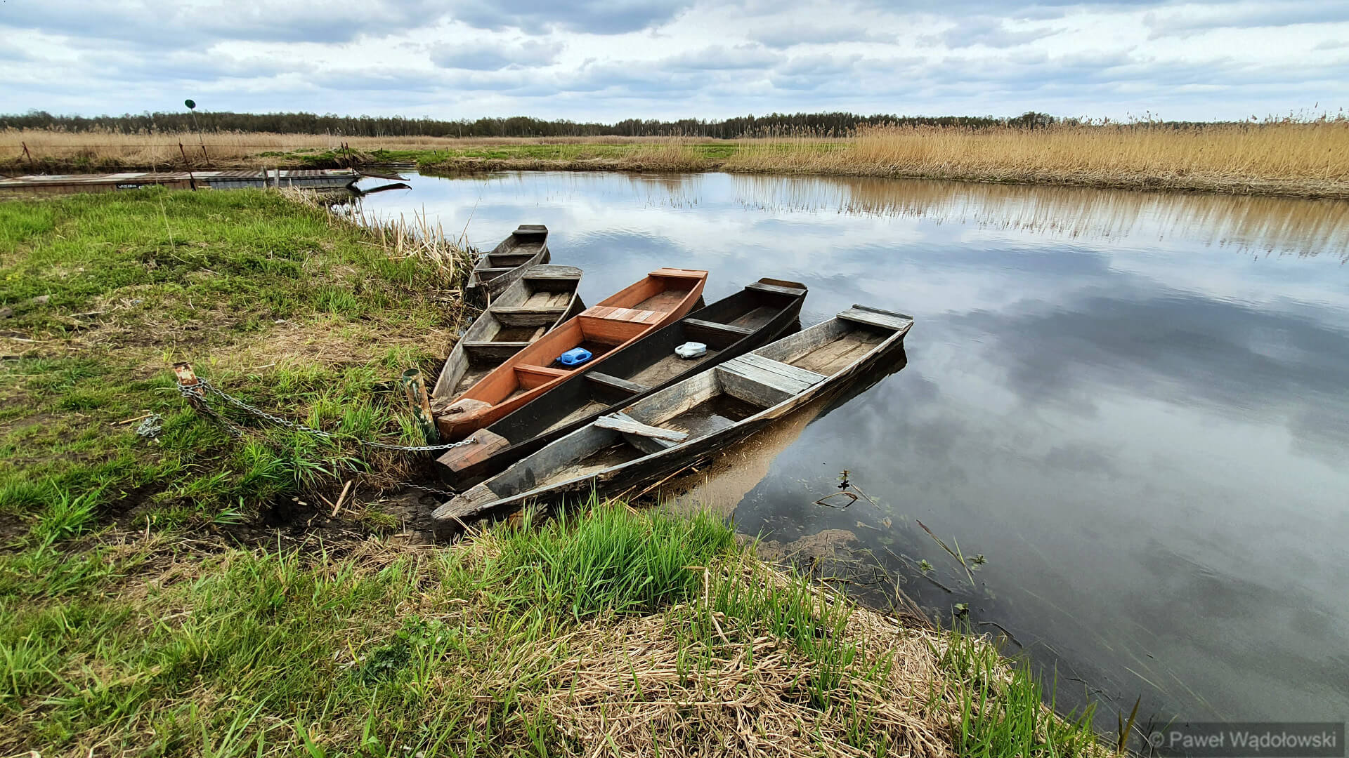 Szlak Biebrzy podzielony na dwie części przez stary, rozwalający się most