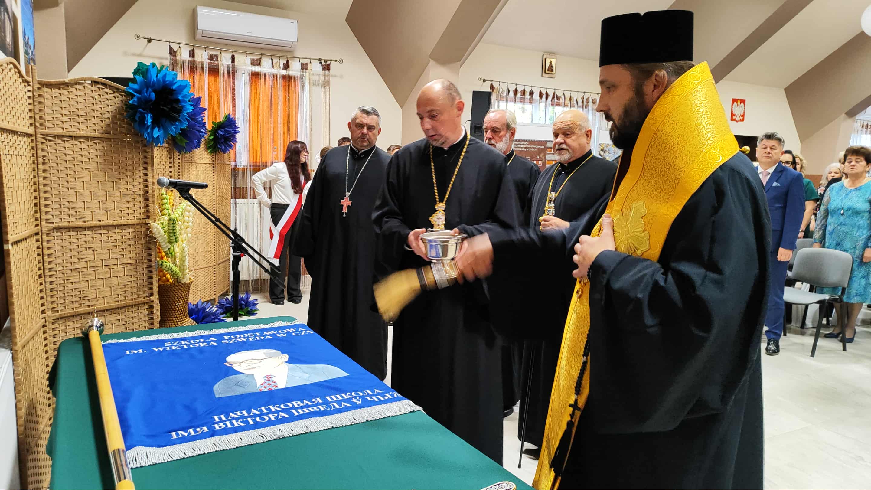 Sztandar i tablica pamiątkowa patrona - szkoła im. Wiktora Szweda świętuje