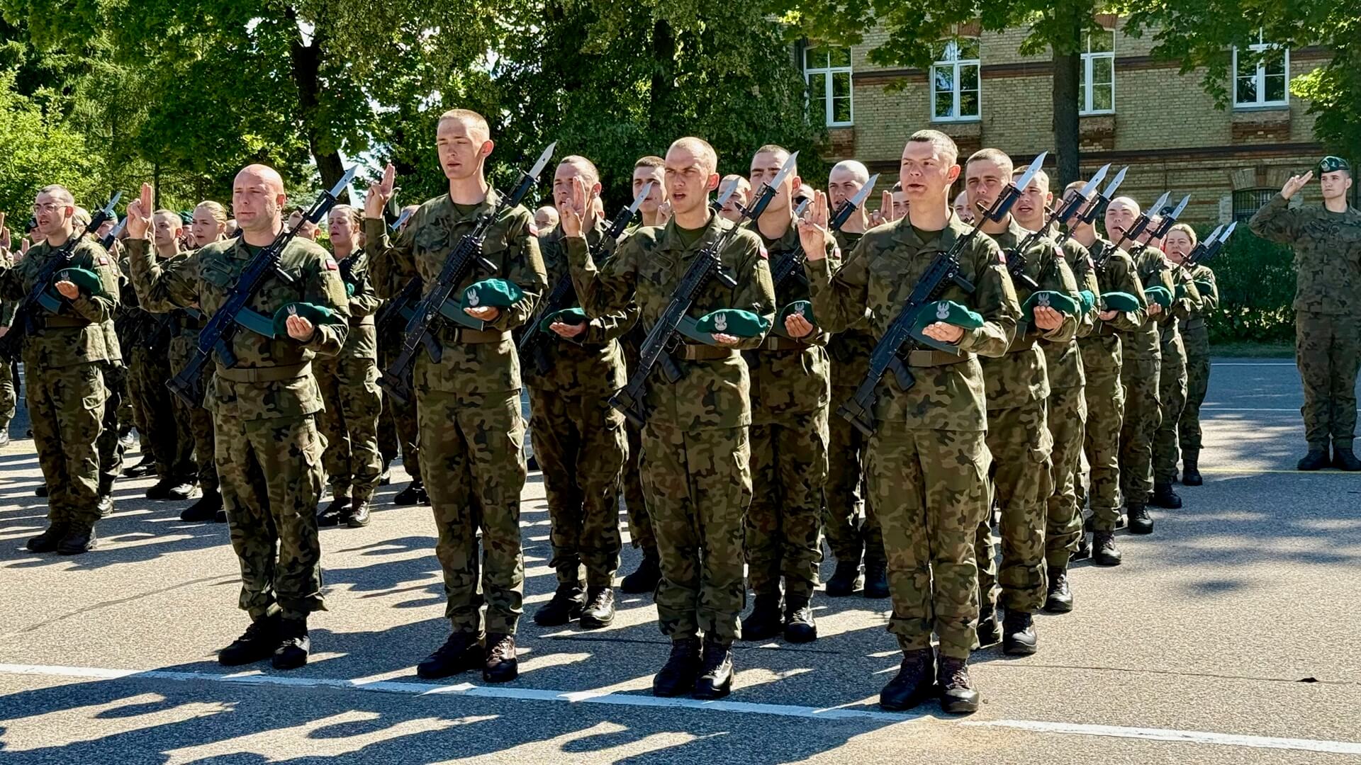 Program "Wakacje z wojskiem" - 50 żołnierzy złożyło przysięgę w Suwałkach [zdjęcia]